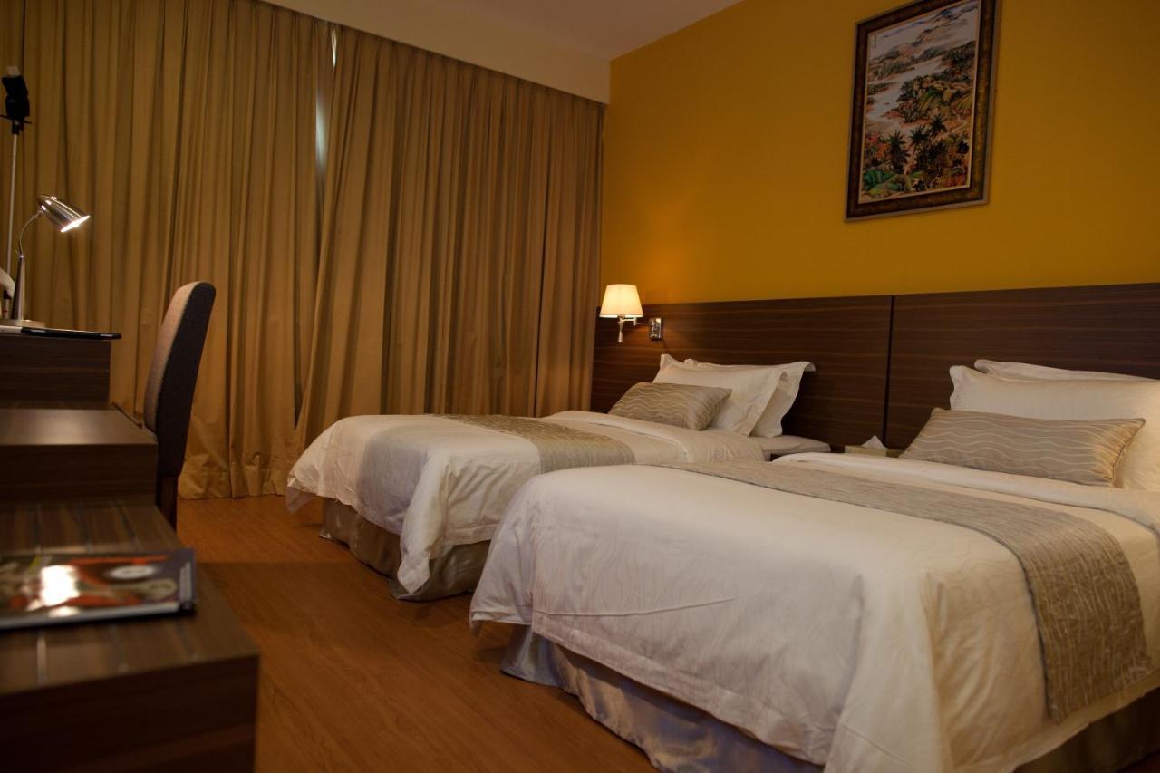 Pine Tree Hotel Batu Pahat Buitenkant foto