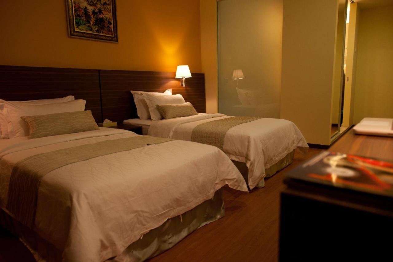 Pine Tree Hotel Batu Pahat Buitenkant foto