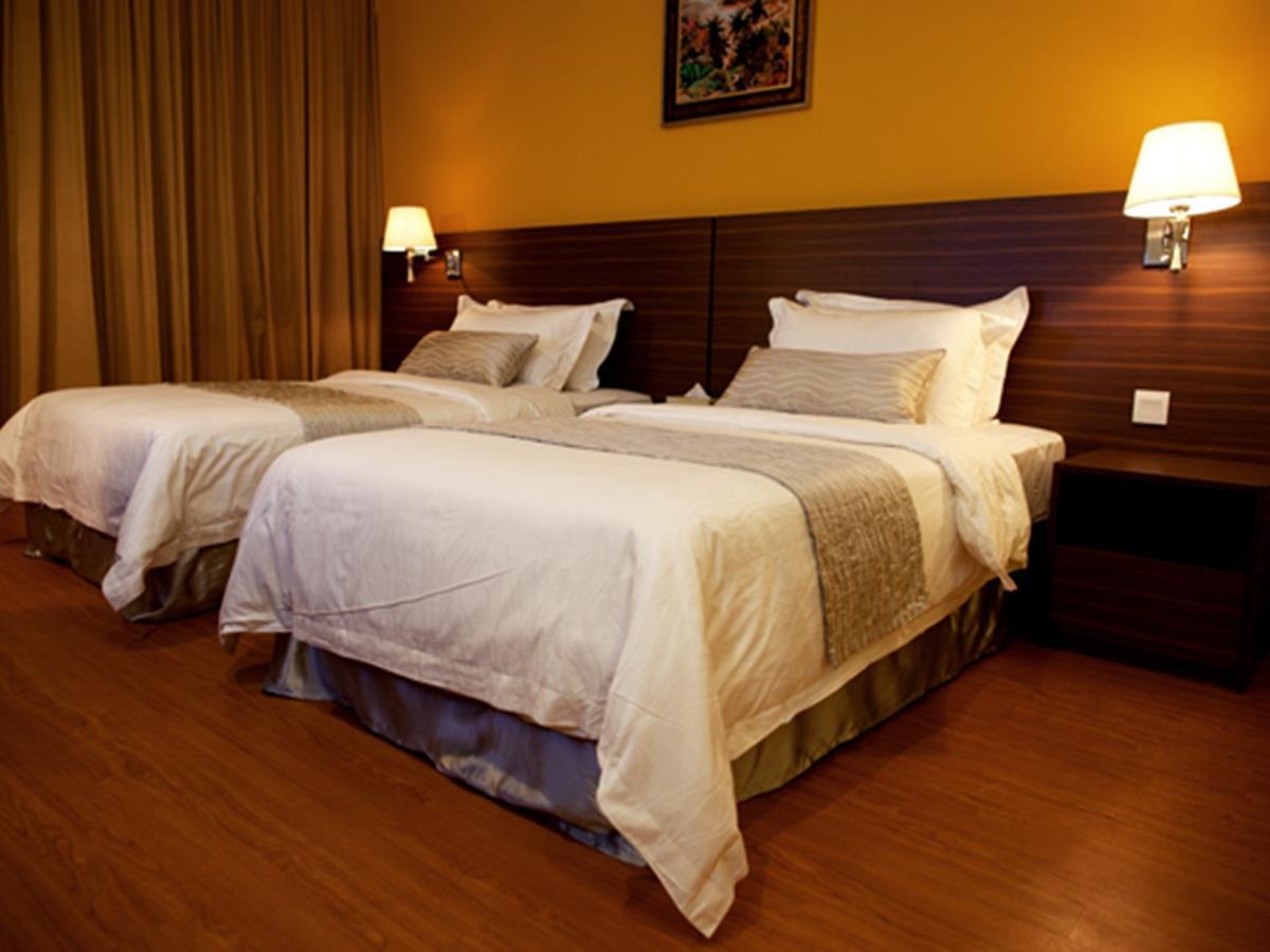 Pine Tree Hotel Batu Pahat Buitenkant foto