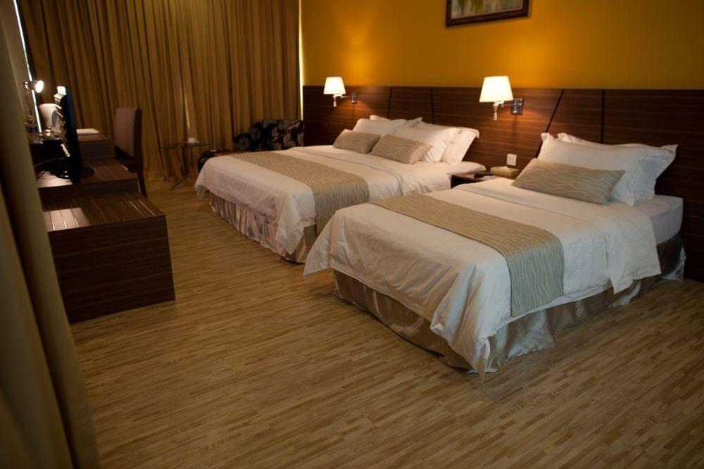 Pine Tree Hotel Batu Pahat Buitenkant foto