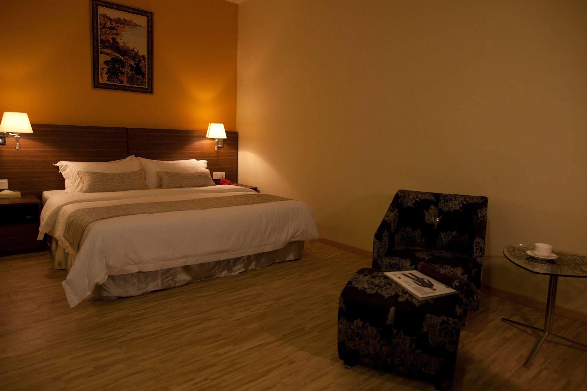 Pine Tree Hotel Batu Pahat Buitenkant foto