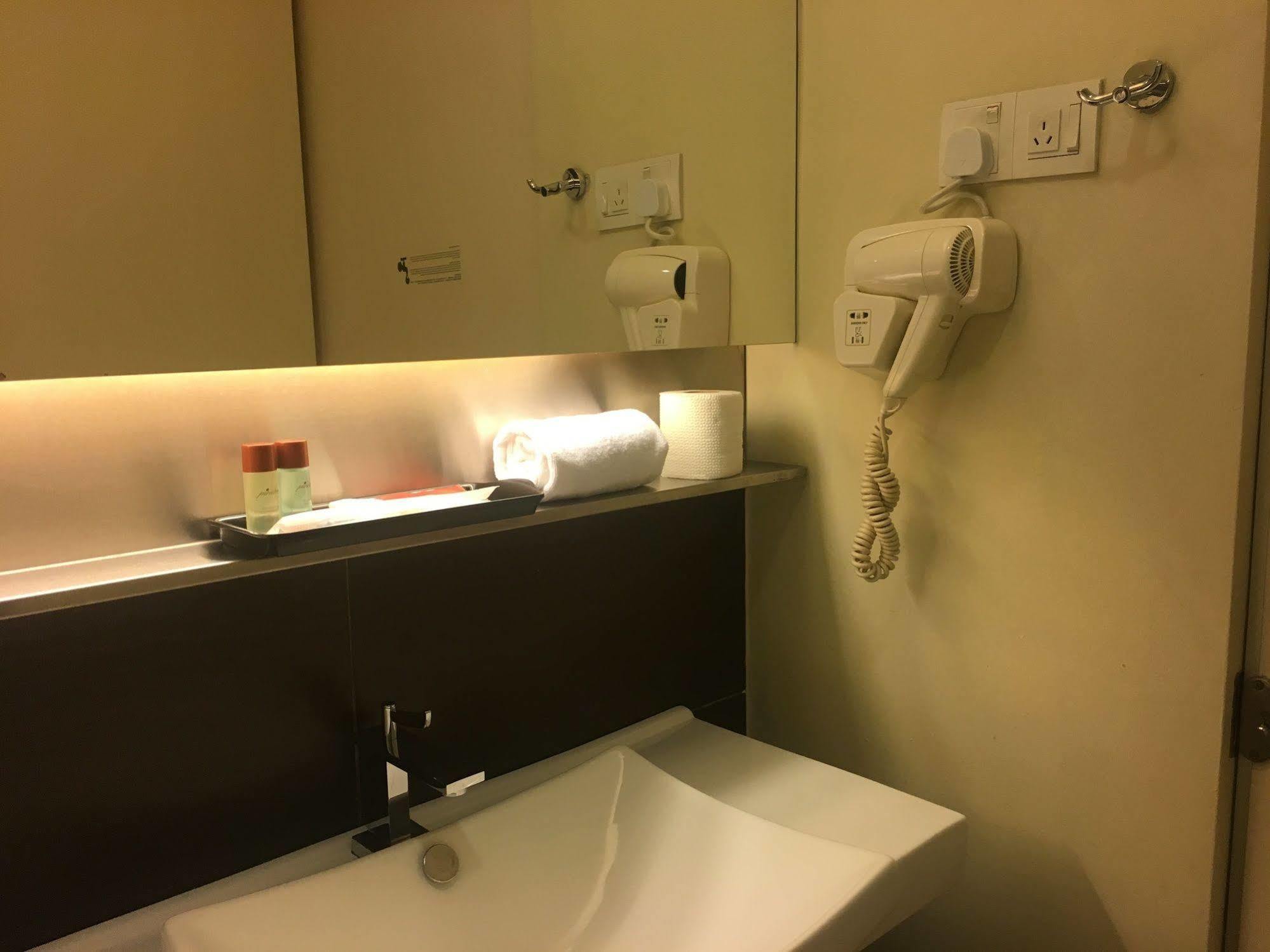 Pine Tree Hotel Batu Pahat Buitenkant foto
