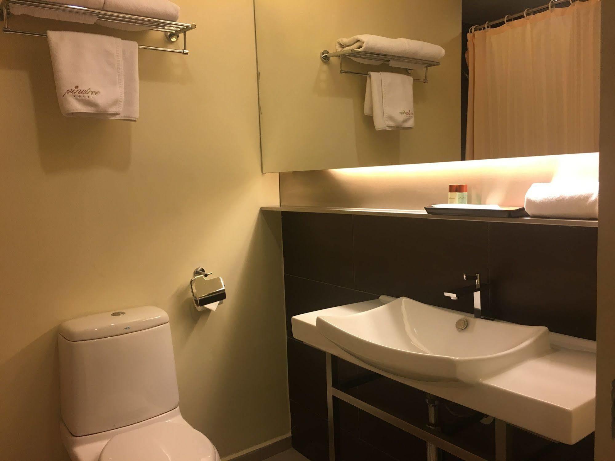 Pine Tree Hotel Batu Pahat Buitenkant foto