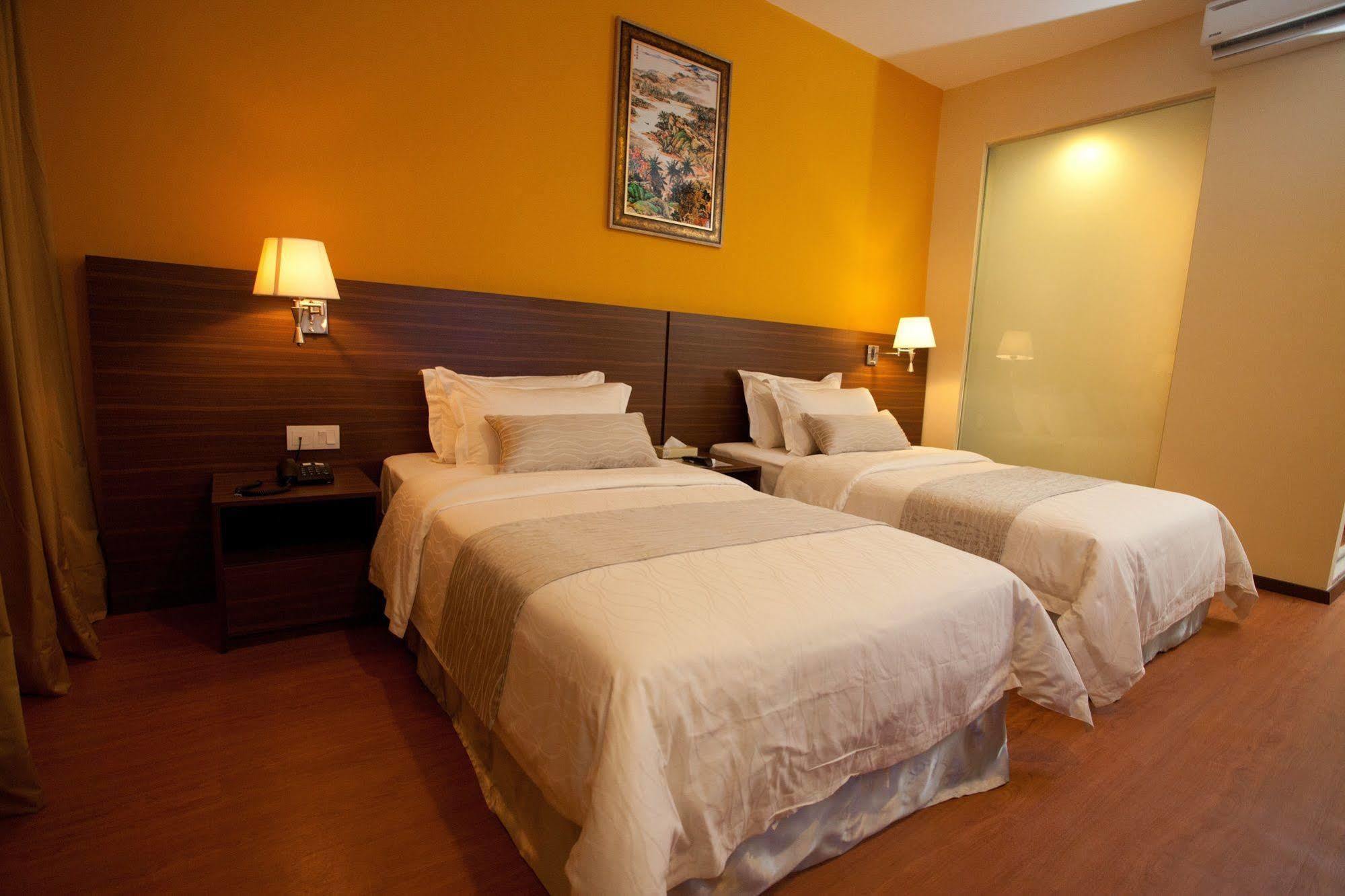 Pine Tree Hotel Batu Pahat Buitenkant foto